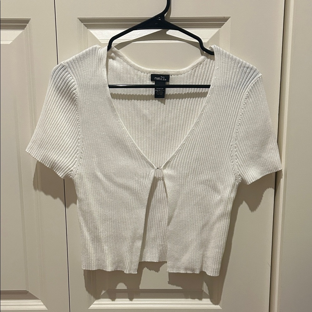Rue21 White Ribbed Clasp Front Top